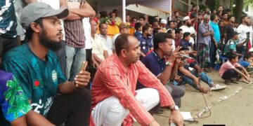 দর্শকদের সঙ্গে বসেই খেলা উপভোগ করলেন টুর্নামেন্টের আয়োজক সাইফুল ইসলাম টিপু